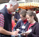 Unterschriftensammlung, Marktplatz Bonn, Aktion gegen Kinderarbeit, Foto: Ulli Schauen